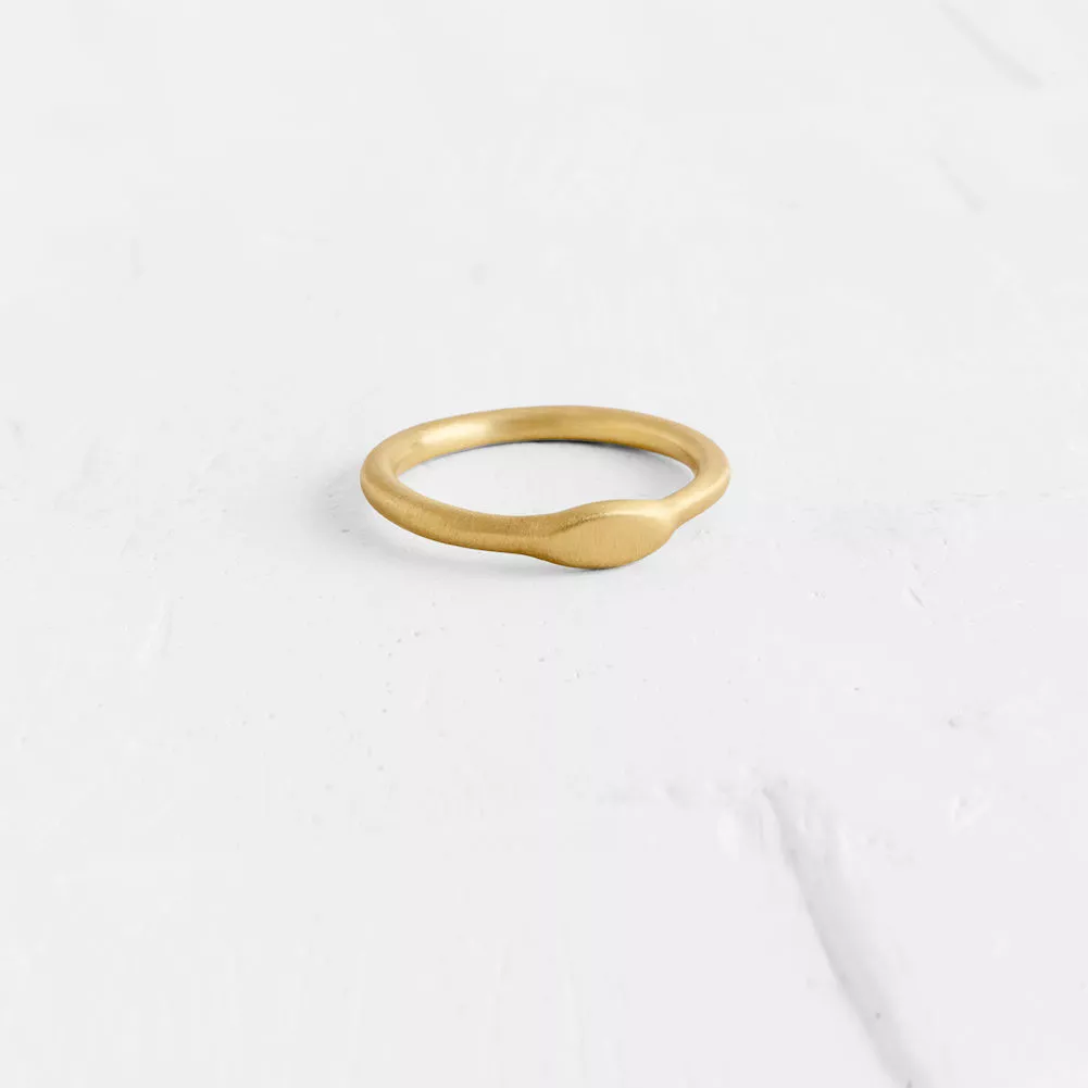 This thin and delicate hoop ring is crowned with an oval element.&nbsp;
