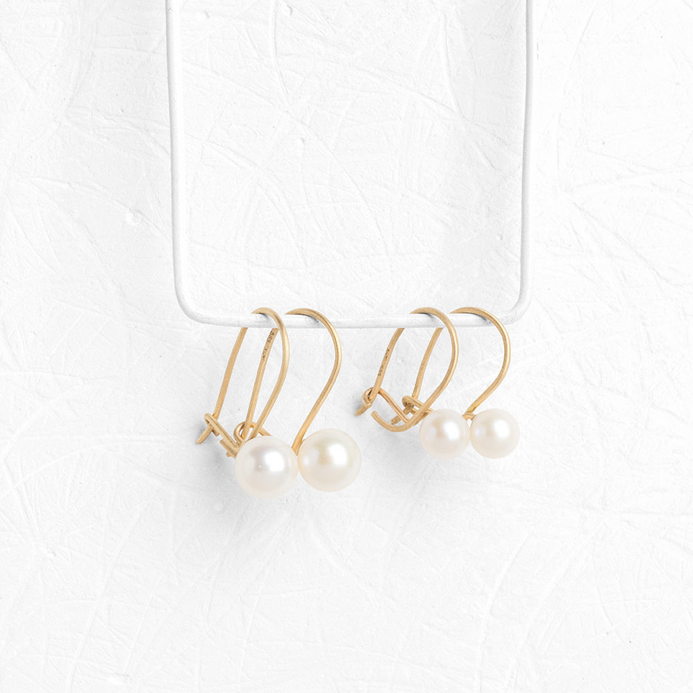 Curved gold earrings with pearl - Agas & Tamar