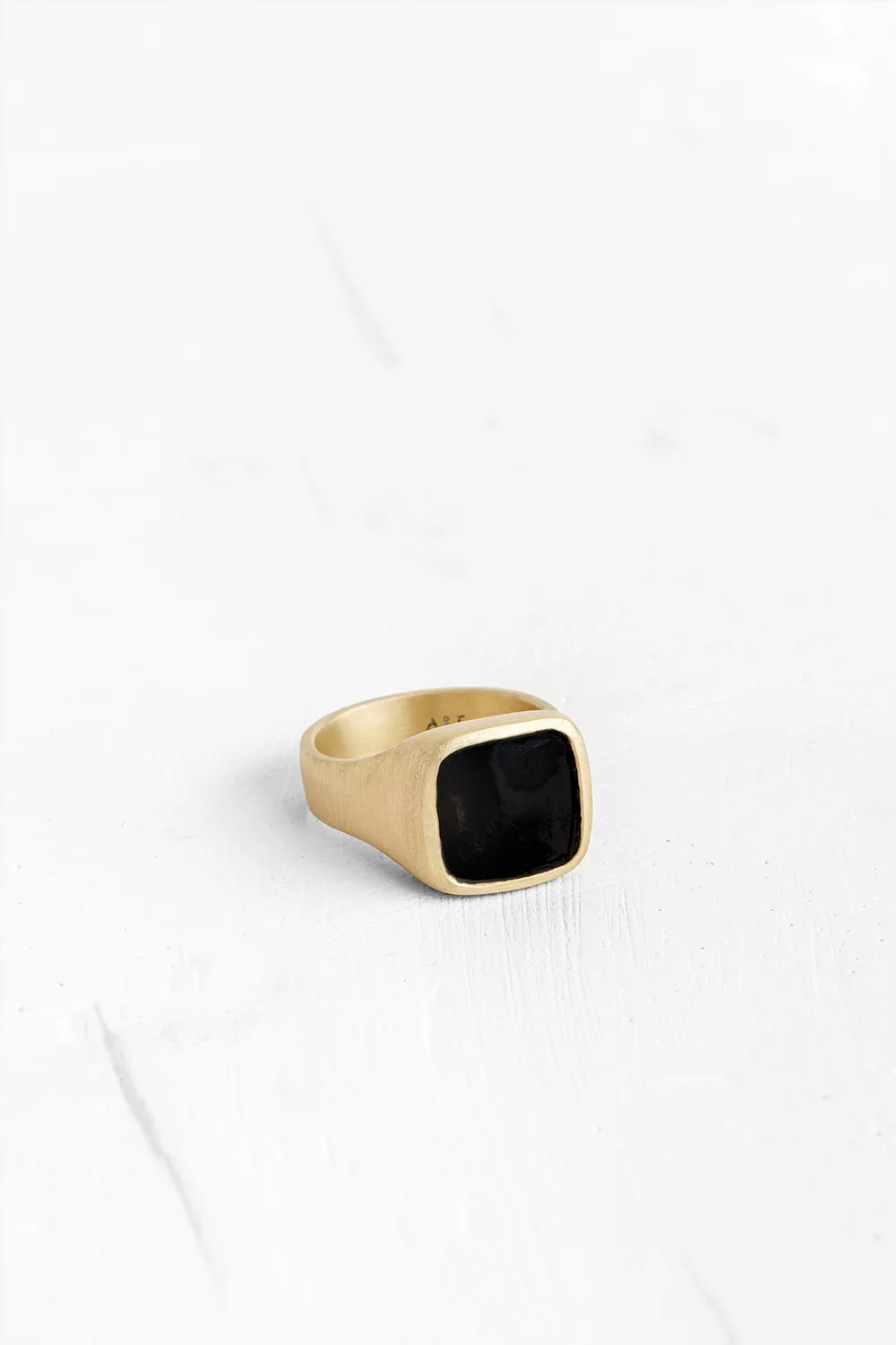 A timeless piece which always steals the show: a gold ring set with a one of a kind Onyx.