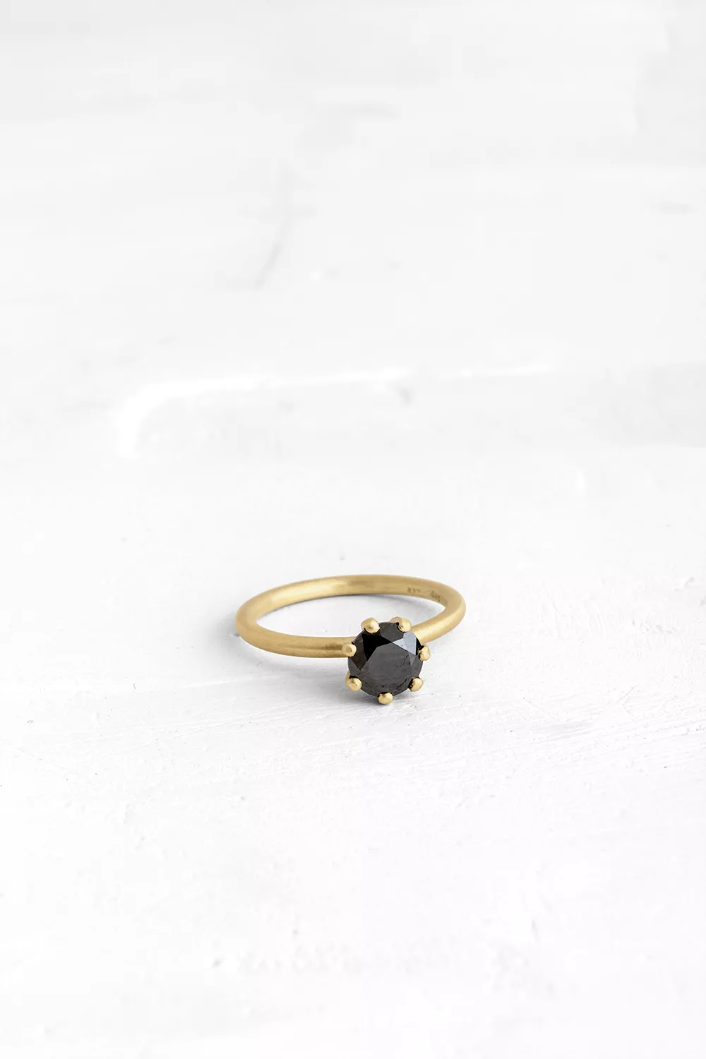 The ultimate diamond ring is here! Embedded with a black diamond in the "flower stud" technique, ...