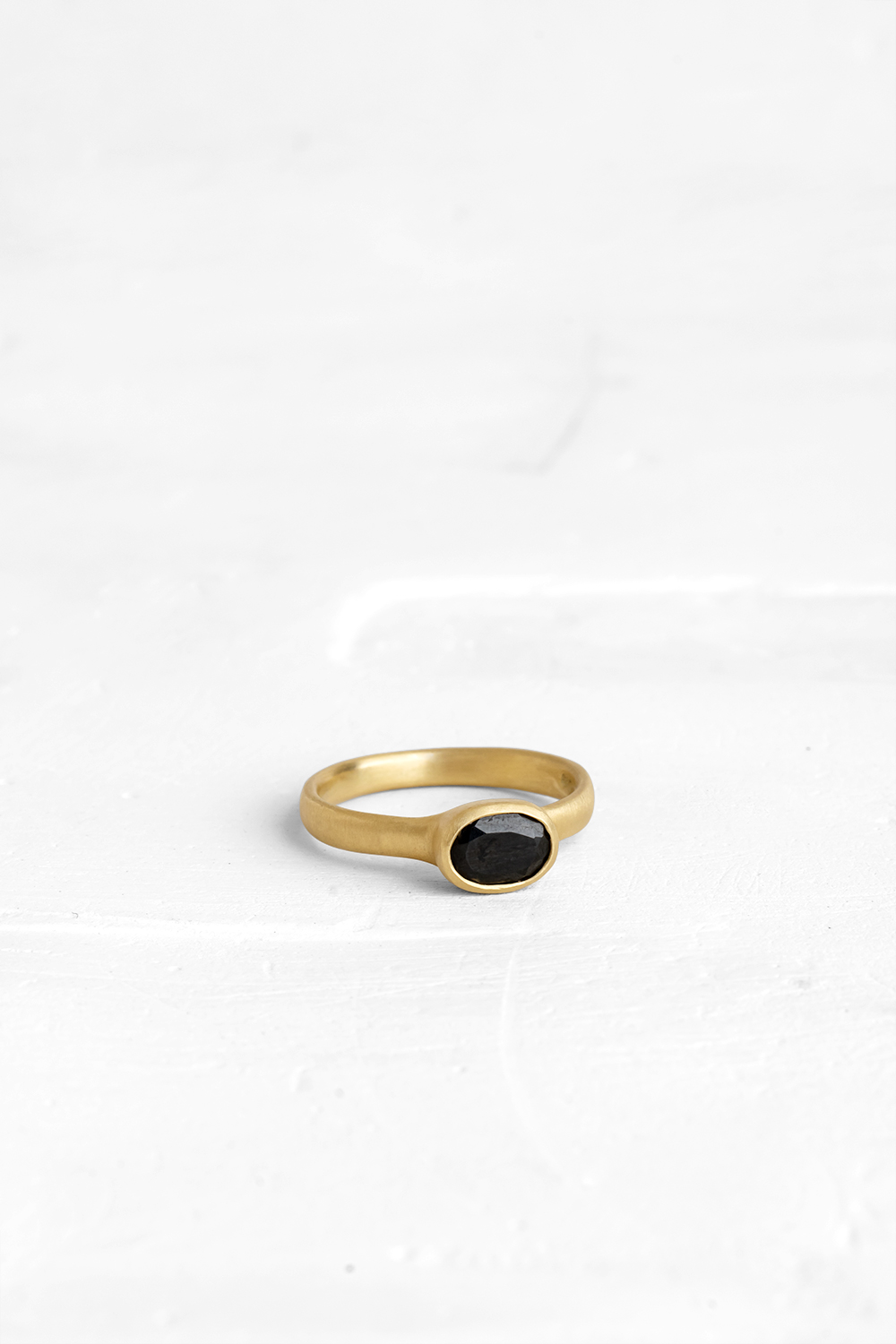 A timeless piece: thin gold ring set with Onix.