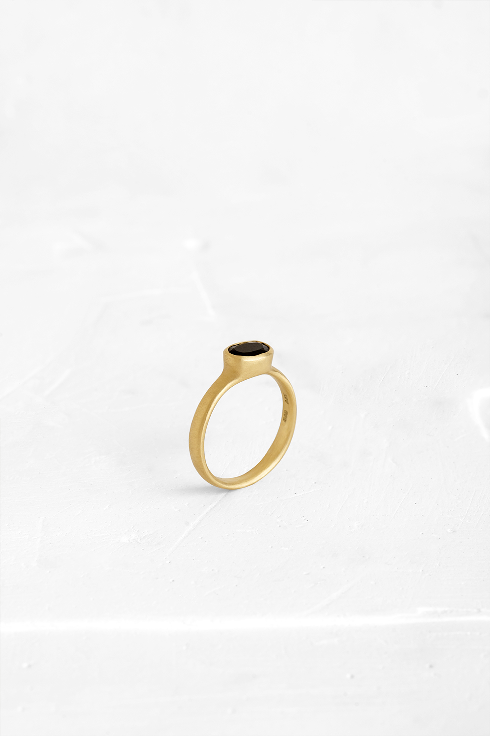 A timeless piece: thin gold ring set with Onix. - View 2