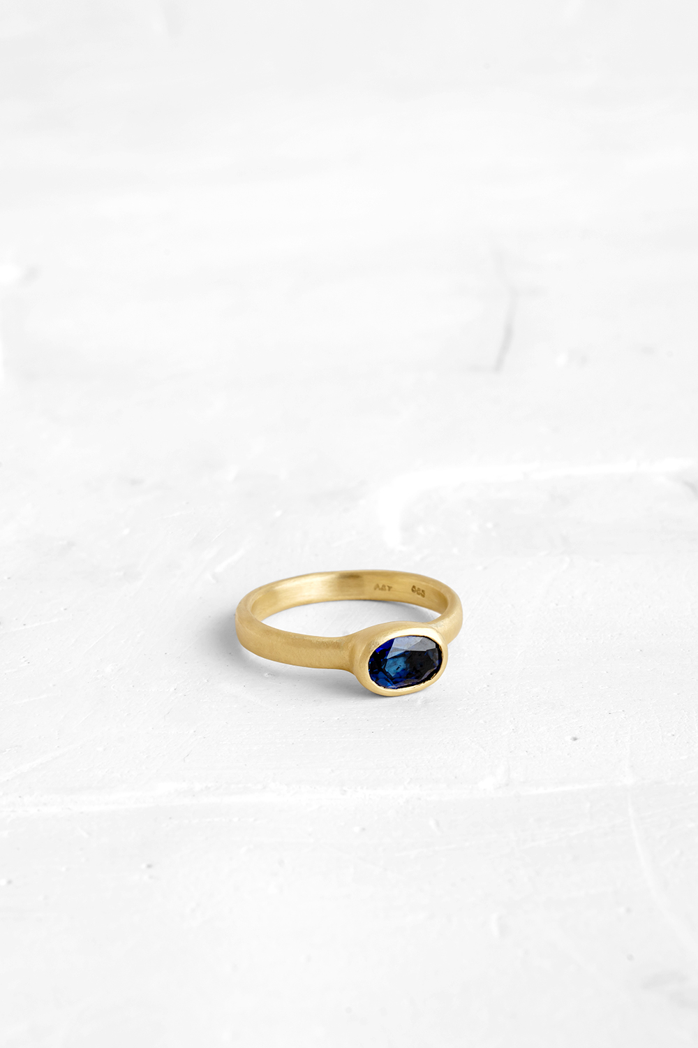 A timeless piece: thin gold ring set with Blue Saphire