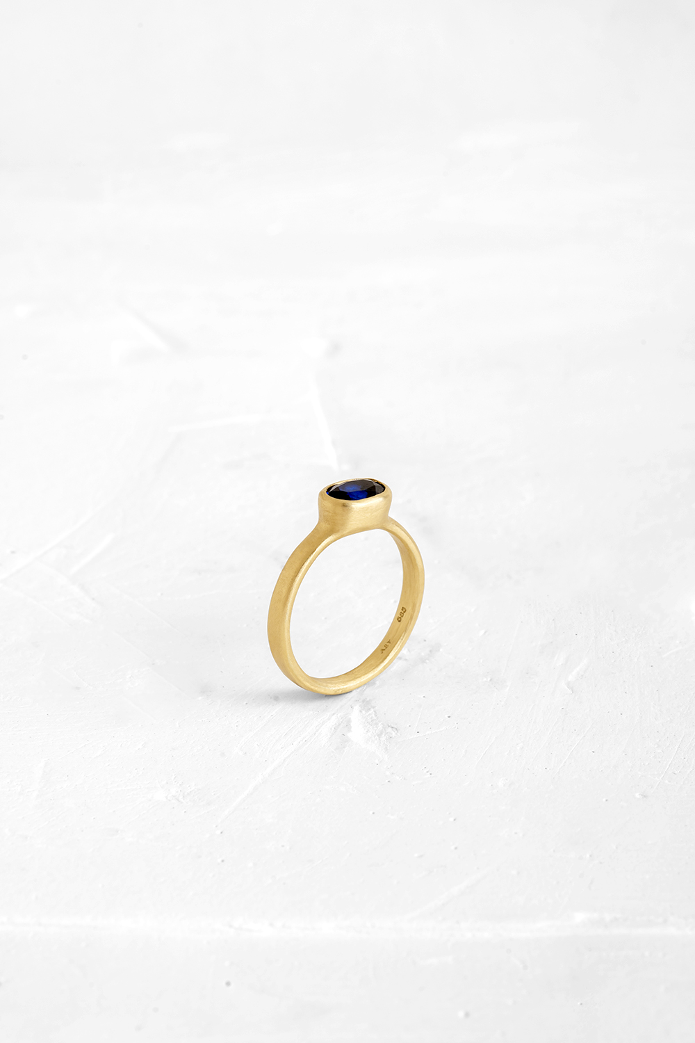 A timeless piece: thin gold ring set with Blue Saphire - View 2